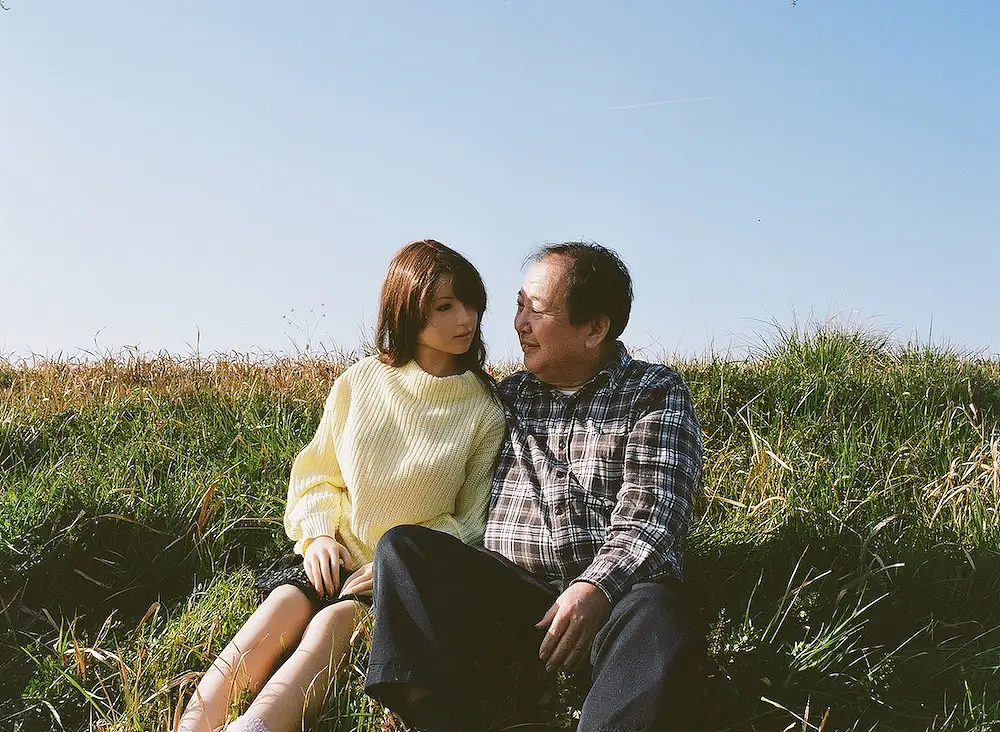 日本60岁大爷恋上硅胶娃娃!抛弃妻女后同居,带“她”四处约会游玩?(组图) - 17