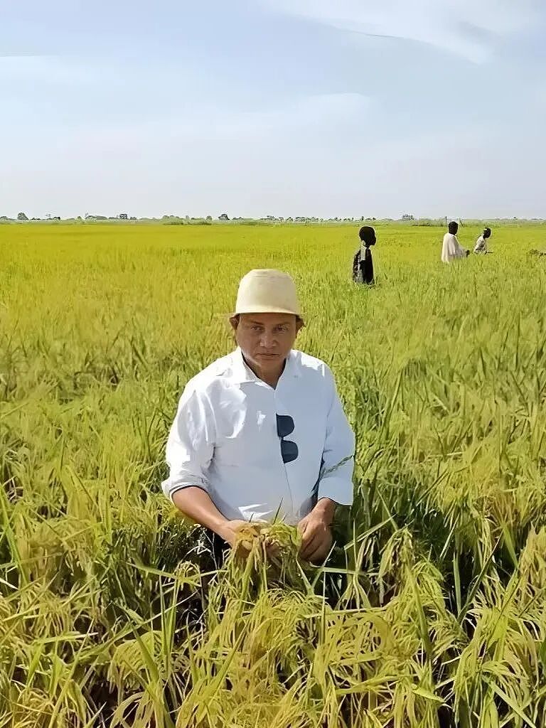 现实版顶级爽文!中国“种地仙人”勇闯非洲,混成当地大佬:AK保镖开路、专车接送(组图) - 4