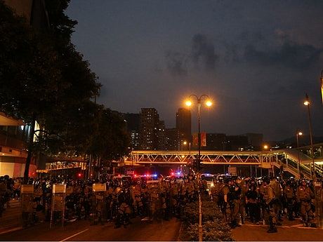 香港警方：涉抢警员配枪案的被捕人士均获保释候查 - 6