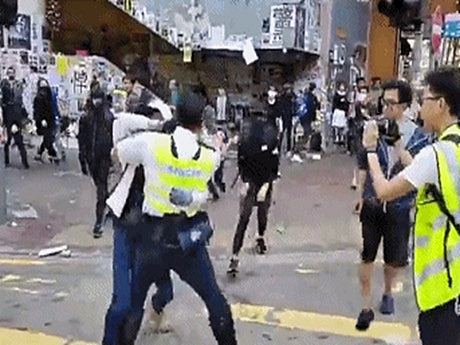 香港警方：涉抢警员配枪案的被捕人士均获保释候查 - 1