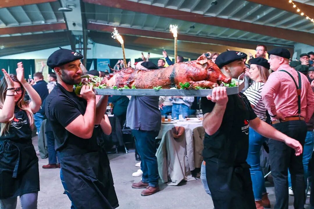 法国“大炮盛宴”4千人狂炫烤乳猪,却被“不吃猪肉”的群体冲烂:你排挤我们?!(组图) - 18