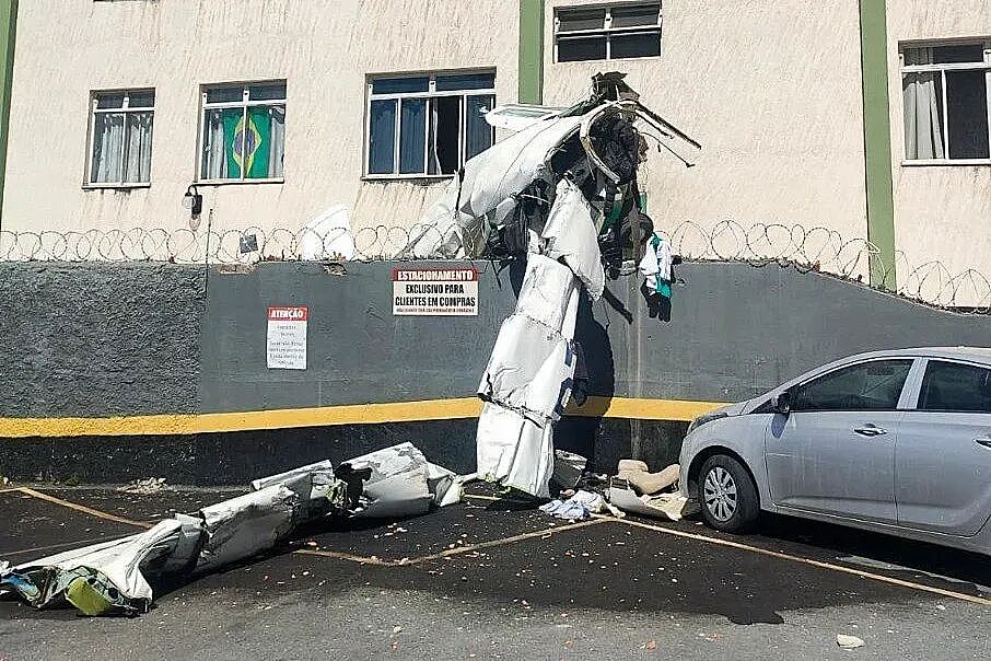 惨剧！飞机撞进居民楼致多人死伤，住户尖叫逃生，遍地残骸（组图） - 1