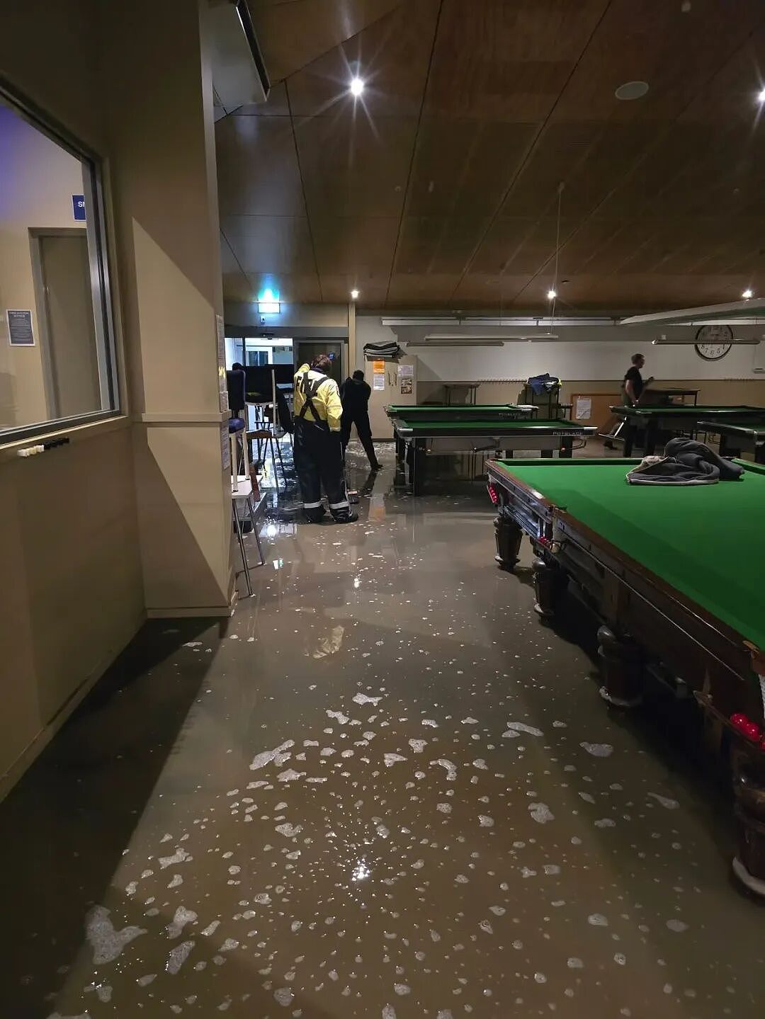 新西兰多地暴雨成灾！一地宣布进入紧急状态！奥克兰司机被困齐腰洪水！30套政府新公寓空置整一年！468户家庭排队等房！近40%奶农未申报！ - 6