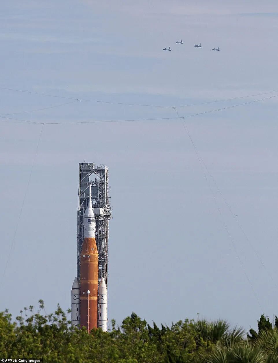 NASA四名宇航员飞掠月球，首次目睹月球神秘背面！人类探索宇宙星辰的脚步永不停歇（组图） - 2