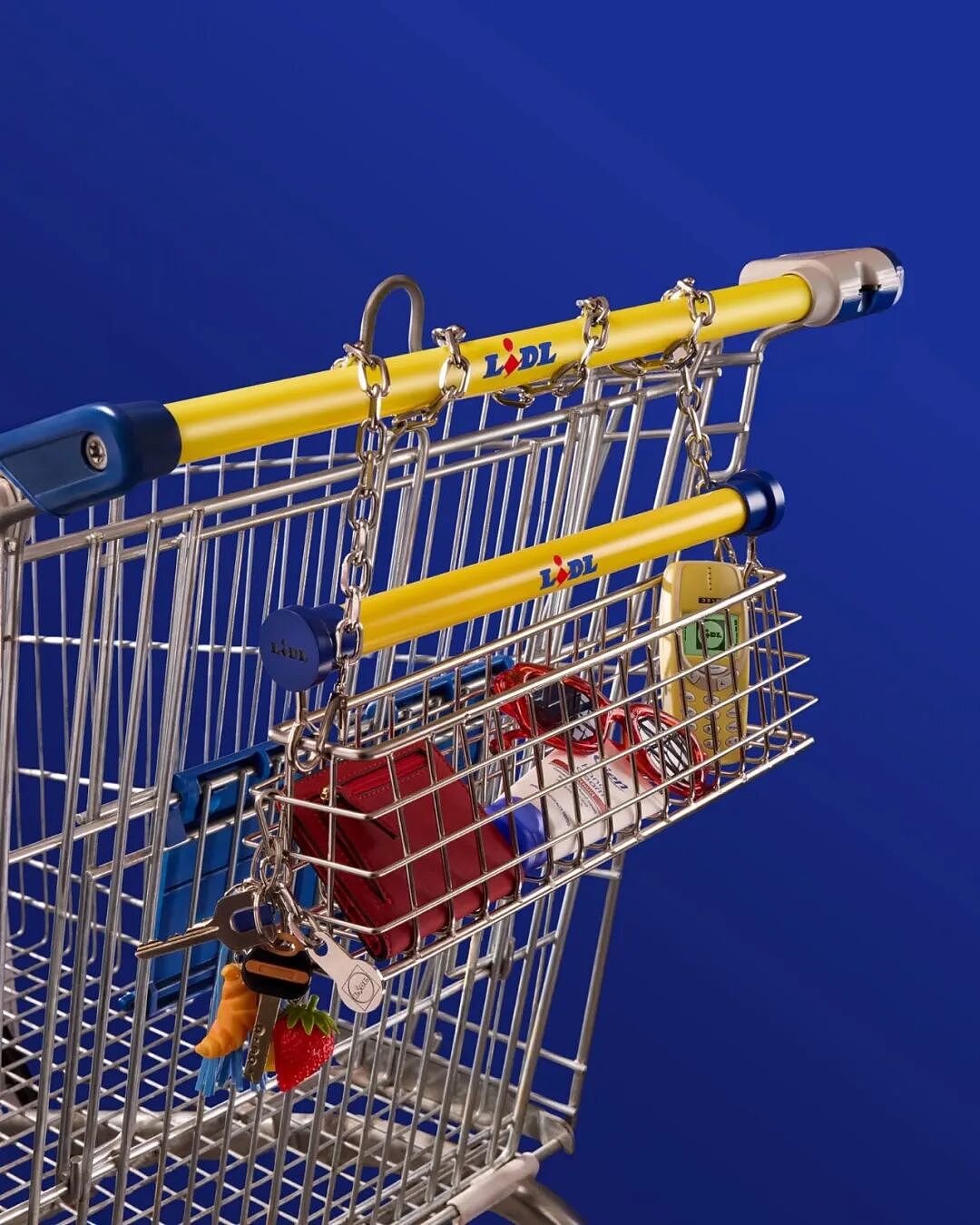 买菜风时尚单品？设计师把超市购物车做成了单肩包，细节满分，但啥也装不了！网友：不如巴黎世家垃圾袋使用 - 4