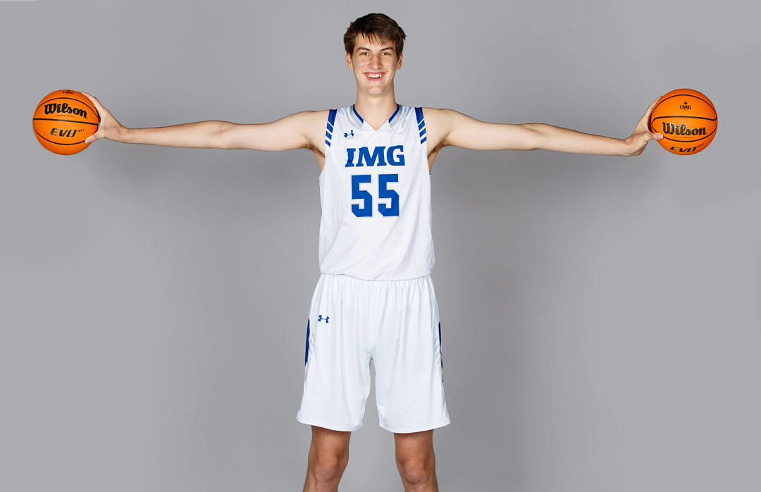 刷爆全网!NCAA史上最高2米36“巨人”登场:2米对手当场看傻 - 1