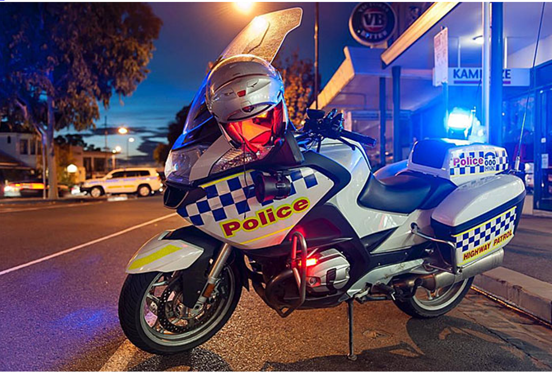 男子开车撞向警察，撞入警局；撞上好几辆车，白色奔驰在墨尔本肇事逃逸 - 1