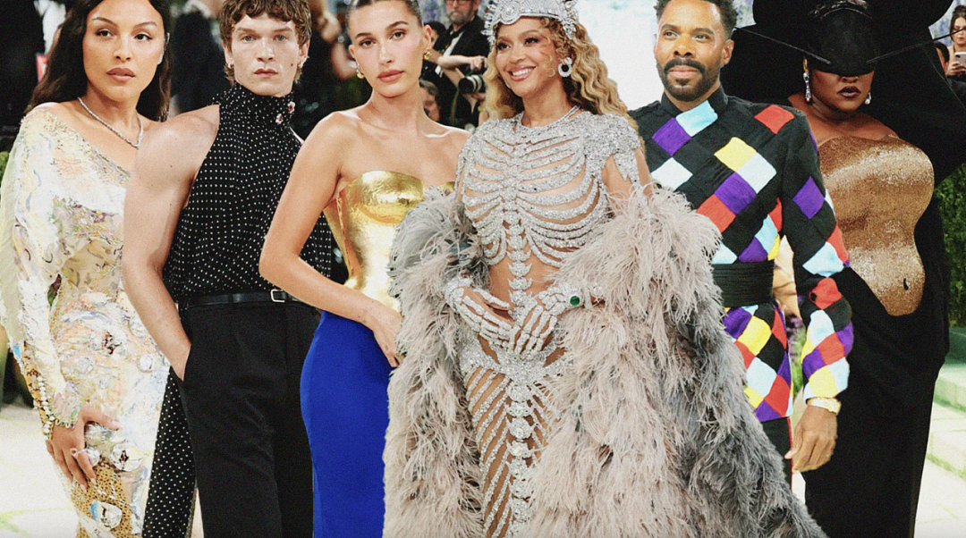 罕见炸场!BLACKPINK全员亮相Met Gala!Lisa大胆前卫,Jennie化身美人鱼(组图) - 1