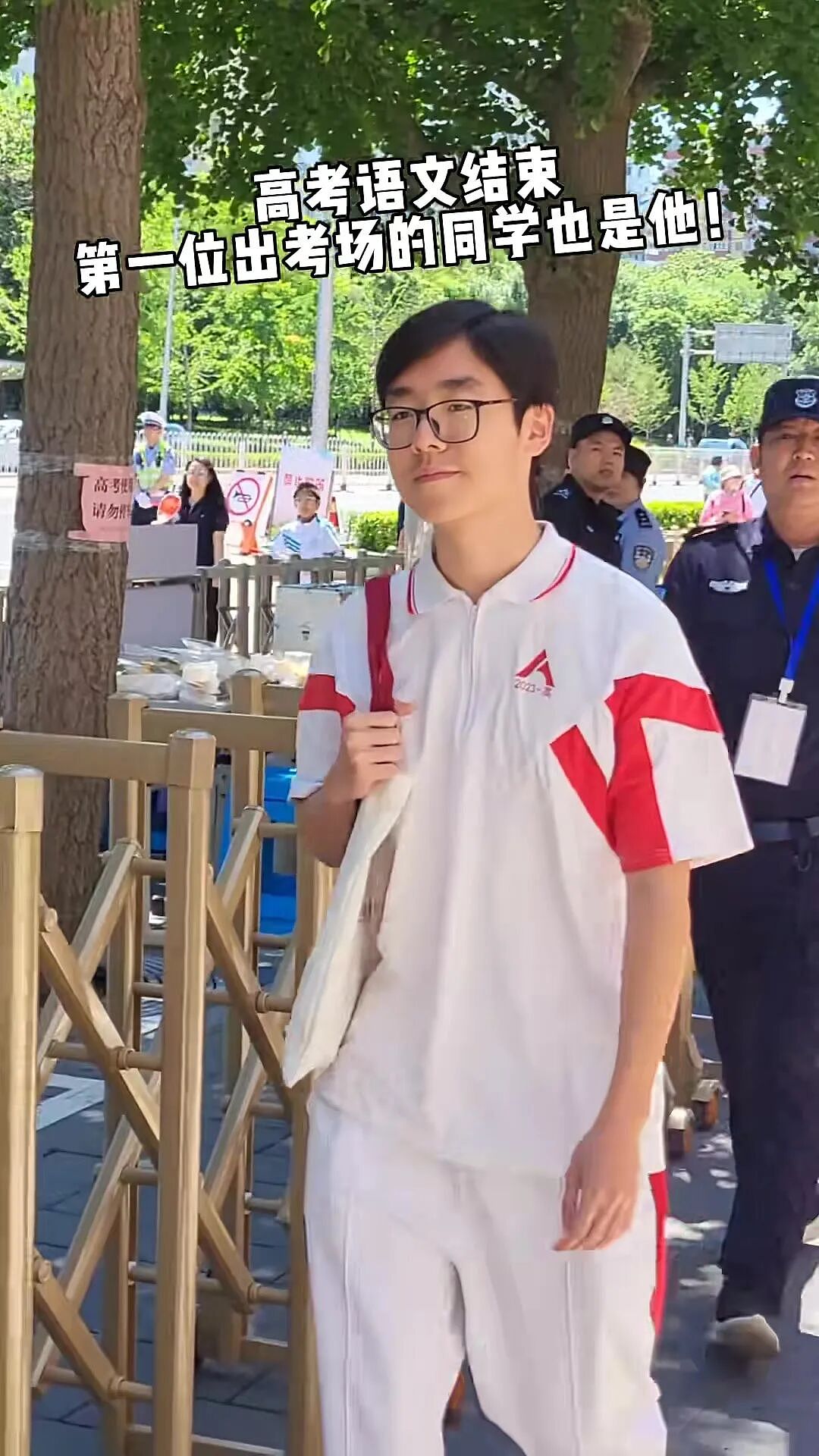 人大附中“厅里厅气哥”采访走红！看了他才知道，为啥很多公司看重第一学历（组图） - 1