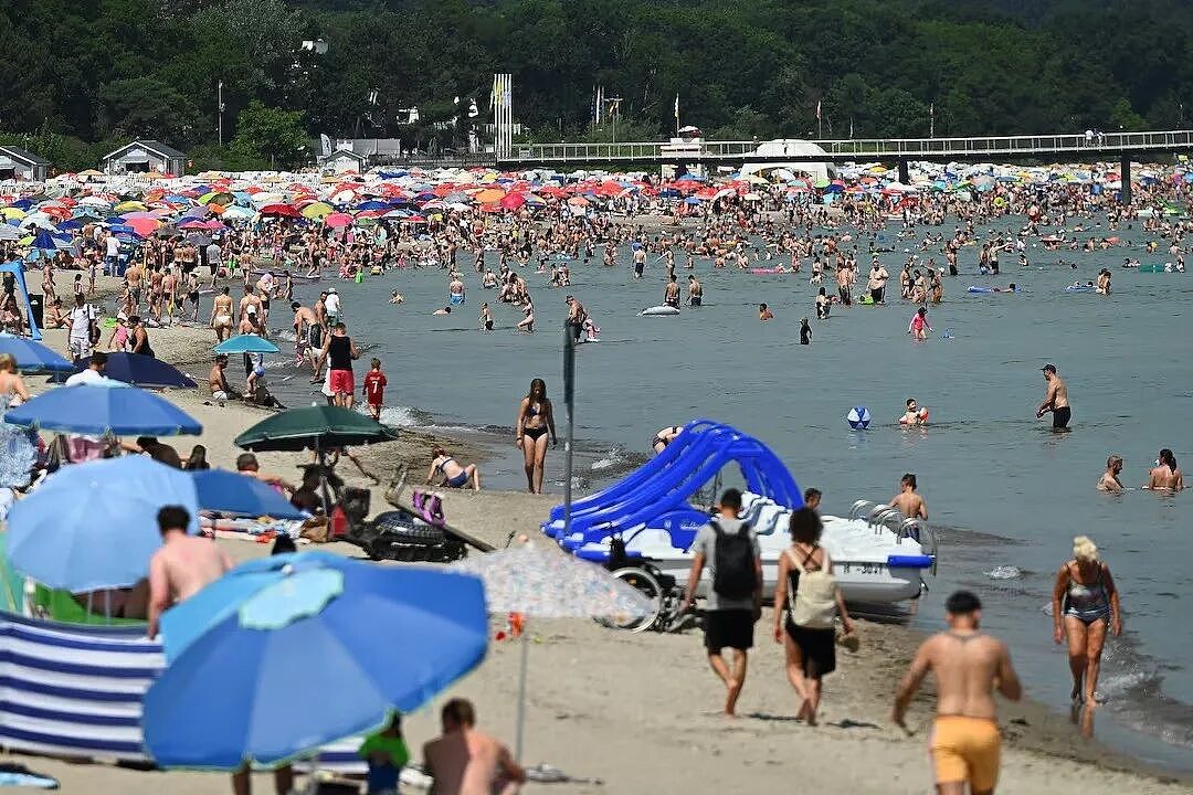 浪漫巴黎被热浪烤成现实恐怖片：活人找空调，死人等冰柜，活不起也死不下… - 2