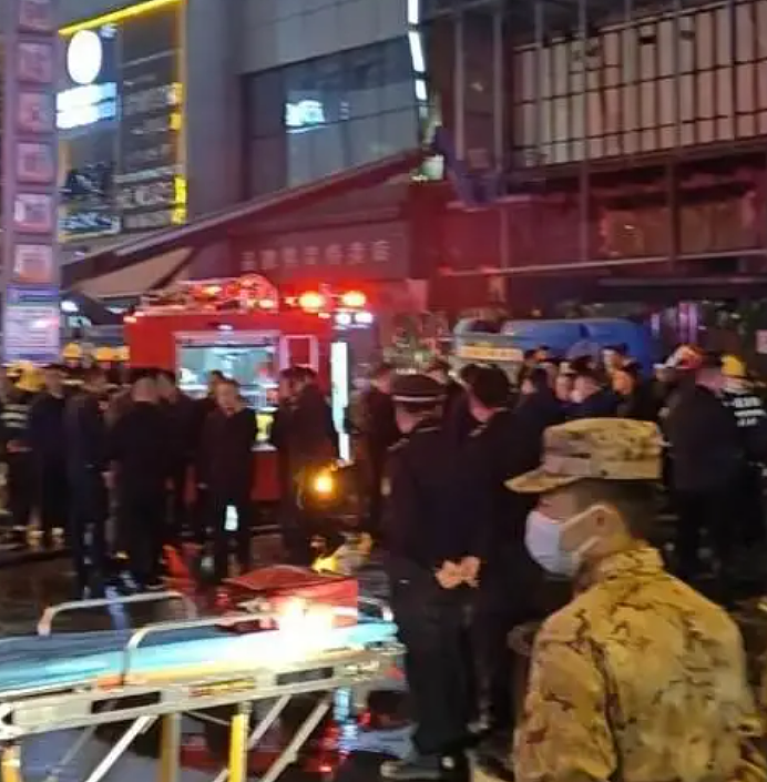 太原闹市高层起火：火从外墙一路窜上楼，已致1死25伤，仍在搜救 - 4