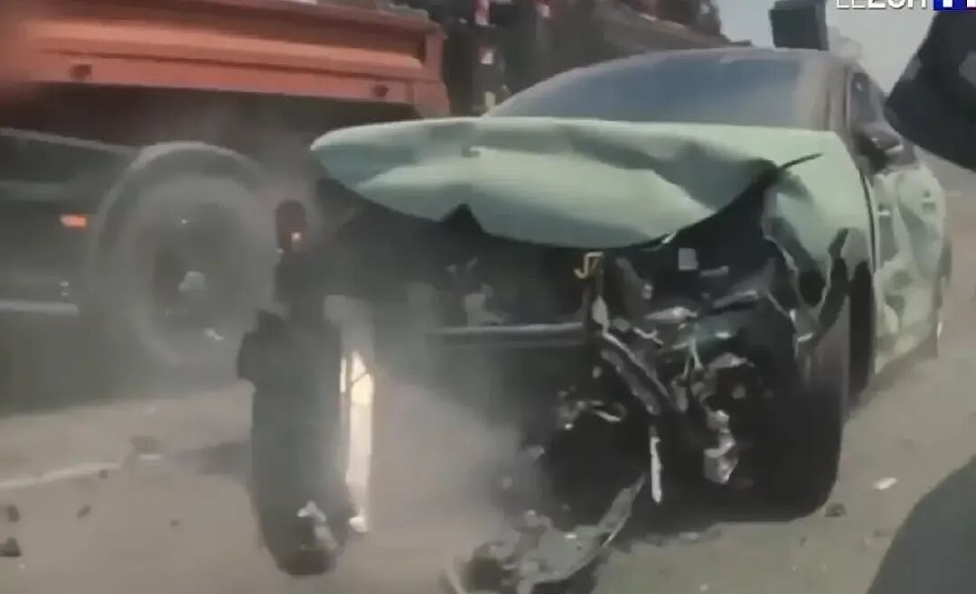 惊魂一刻！重型卡车失控连撞23车，车体严重扭曲变形，满地残骸（组图） - 1