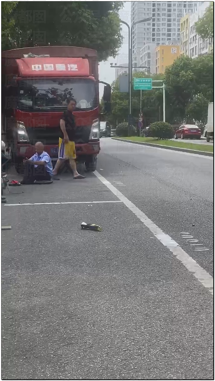 热搜爆了！何润东再扮项羽现身苏超赛场，因“粉底液将军”躺赢（组图） - 52