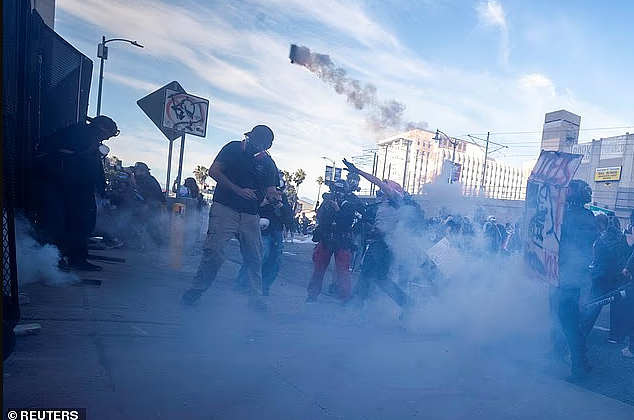 全美抗议升级!水泥块砸向警察、催泪弹弥漫街头,多地爆发正面对抗(组图) - 10