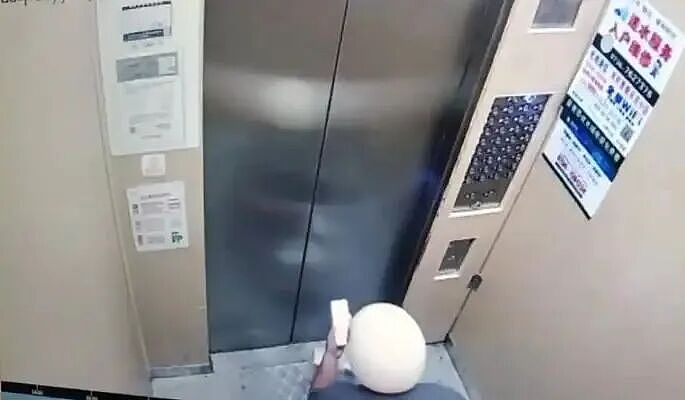 傻眼!外卖小哥送餐途中在电梯大便!不擦屁股继续送餐,全程被监控拍下(组图) - 2