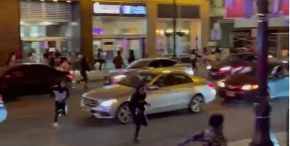 美国多地夜晚青少年街头大聚会变乱斗,枪声四起互殴飙车,太乱...(组图) - 1