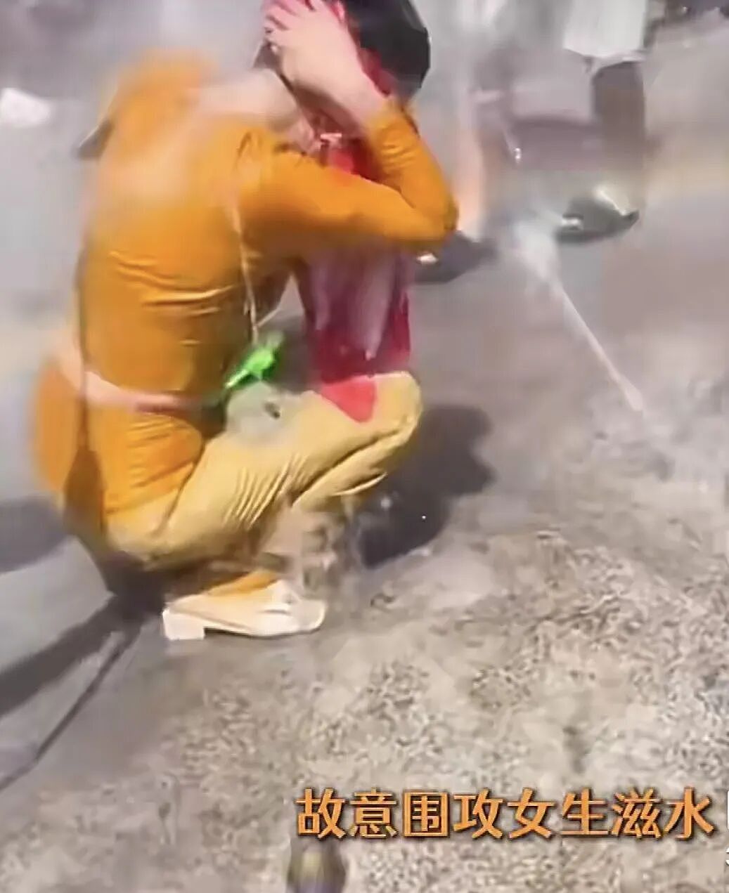 别拿泼水节当遮羞布了:拉车门、灌老人、滋女人,这叫过节?(组图) - 5