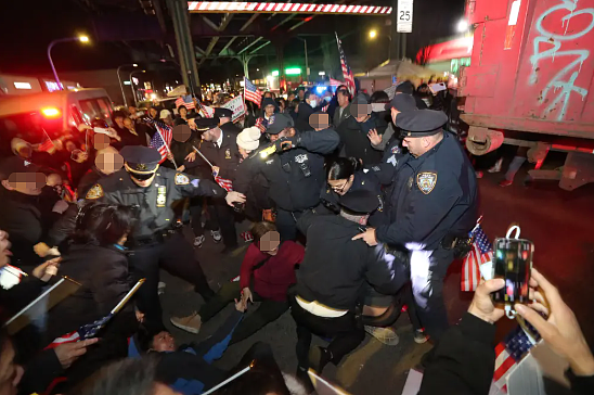 86街游民所爆发冲突,数百华人抗议施工:肉身挡卡车,大批防暴警察出动清场(组图) - 2