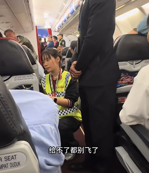 华人女乘客因“说英文”怒斥空姐，大闹机舱被警方带走（组图） - 3