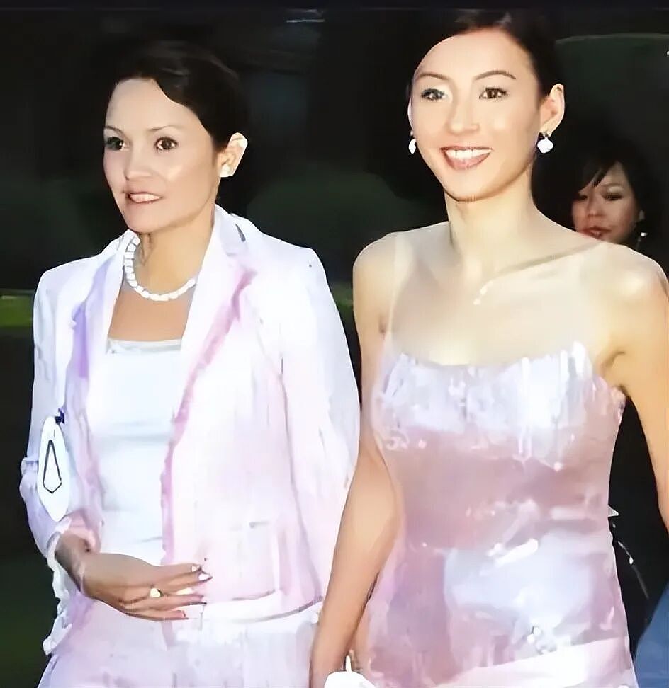 16岁未婚先孕，3次离婚，55岁出道拍三级片！她的人生比女儿张柏芝还传奇（组图） - 9