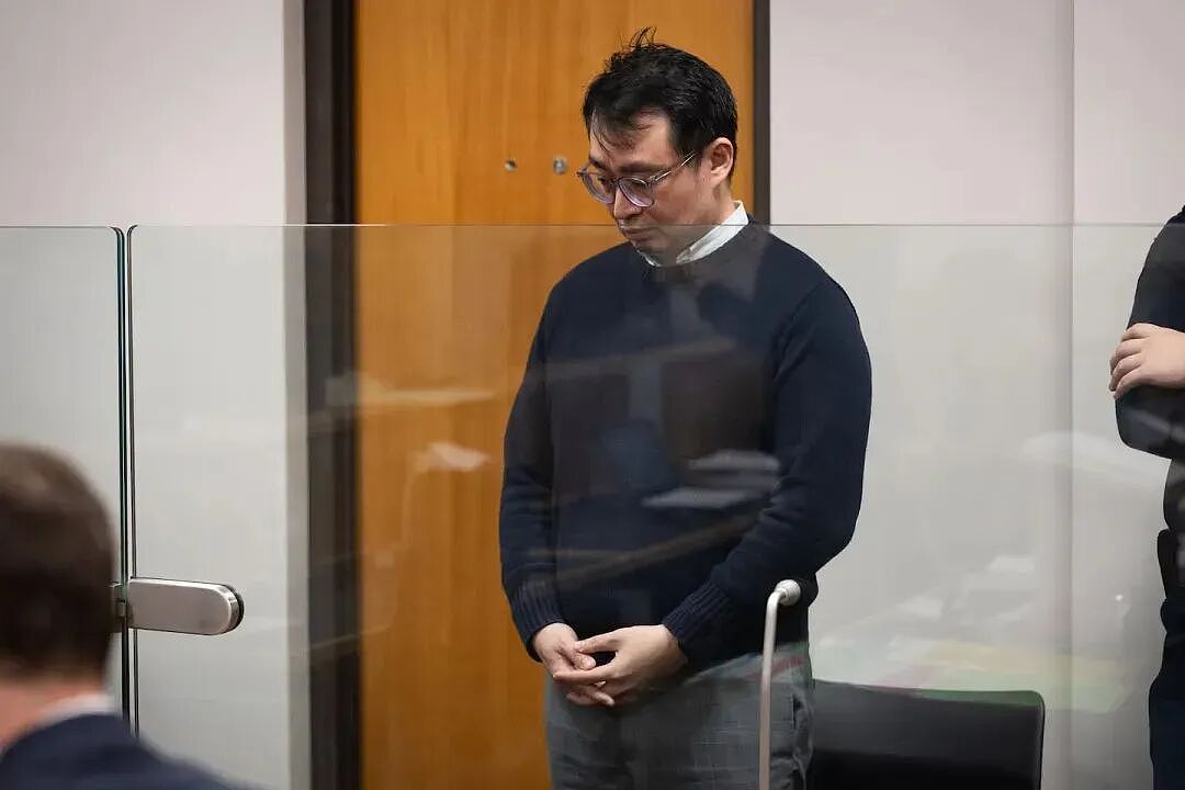 亚裔男子因长期偷拍更衣室隐私画面获刑，身份曝光引发社会关注 - 2