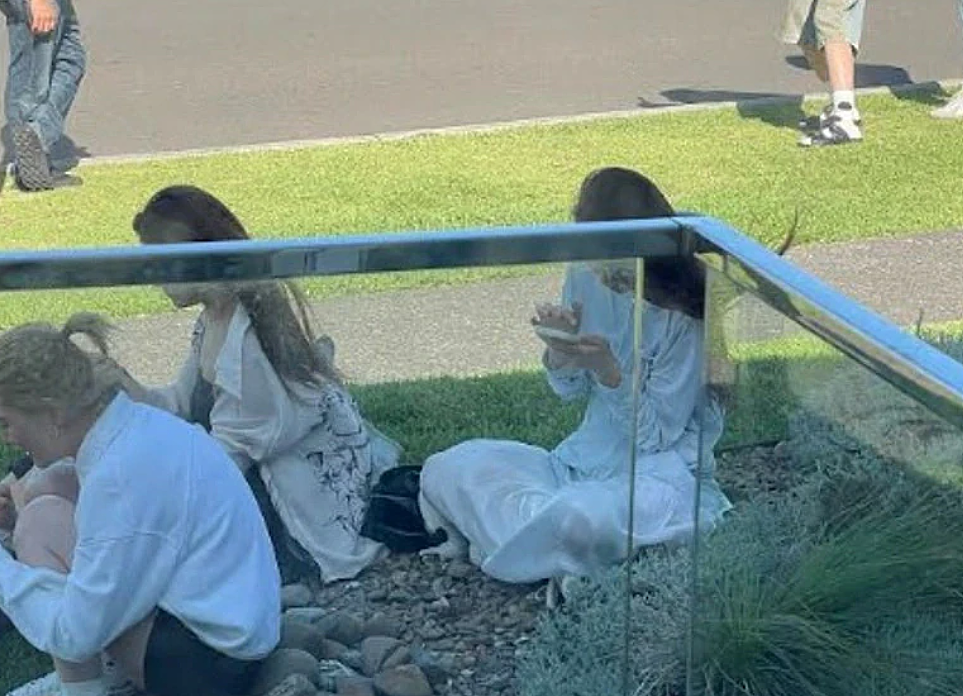 中国游客太多了!澳洲网红街爆火,游客横行逼疯居民!当地人喷水赶人,甚至卖房跑路(组图) - 3
