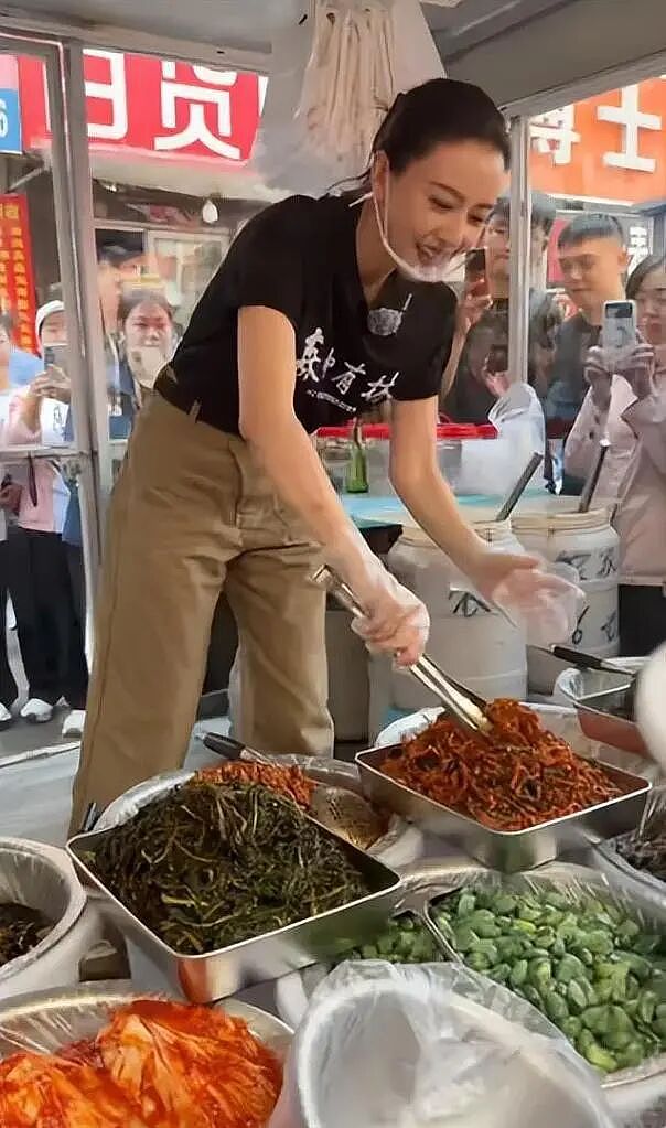高圆圆在沈阳菜场卖辣白菜！女神变身摊主动作娴熟，路人围观不敢认（组图） - 1