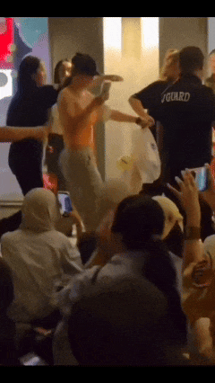 全网怒了!中国女孩海外追星遭暴打!扯衣服、抢手机、强行锁喉、抱摔拖拽!艺人竟冷眼旁观!官方回应引众怒!现场视频曝光! - 8