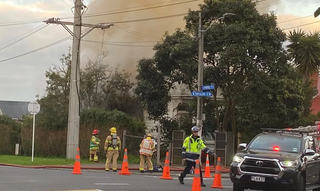 奥克兰突发三级大火，1人失联！12辆消防车出动，多条道路全天封闭（组图） - 3
