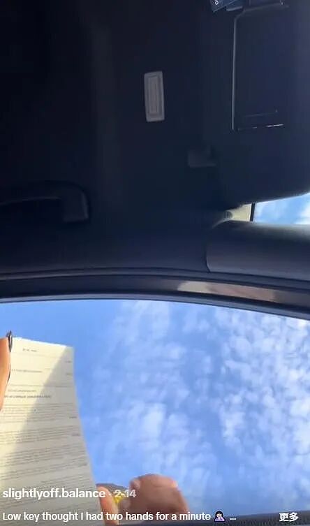 独臂网红因“右手玩手机”吃罚单！她无语了：警察大哥你看我有右手吗？（组图） - 1