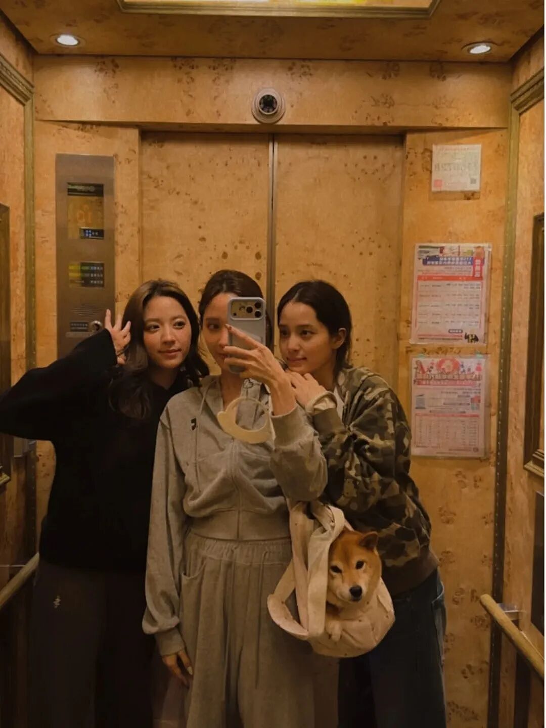 全网热议！欧阳妮妮暗讽欧阳娜娜？自己全妆晒全家福，竟曝光欧阳娜娜素颜丑照，还称其“带娃保姆”！网友：太mean了！ - 1