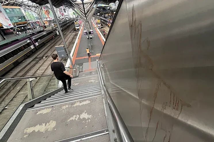 臭不可闻！墨尔本City这个地标车站，彻底烂了...（组图） - 3