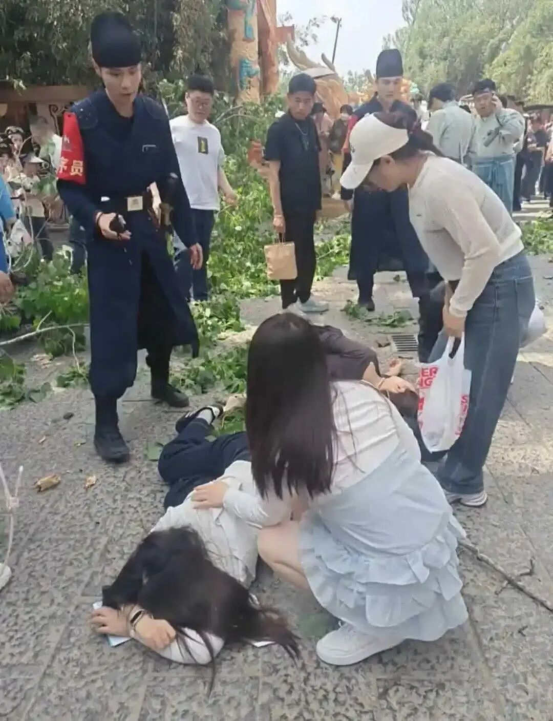 突发大风!河南开封景区大树折断砸伤3人,现场游客紧急逃生(组图) - 2