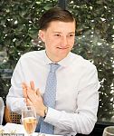 全英震怒！凶手连捅男孩6刀后，一句“他种族歧视”，警察乖乖把受害者铐上了...
