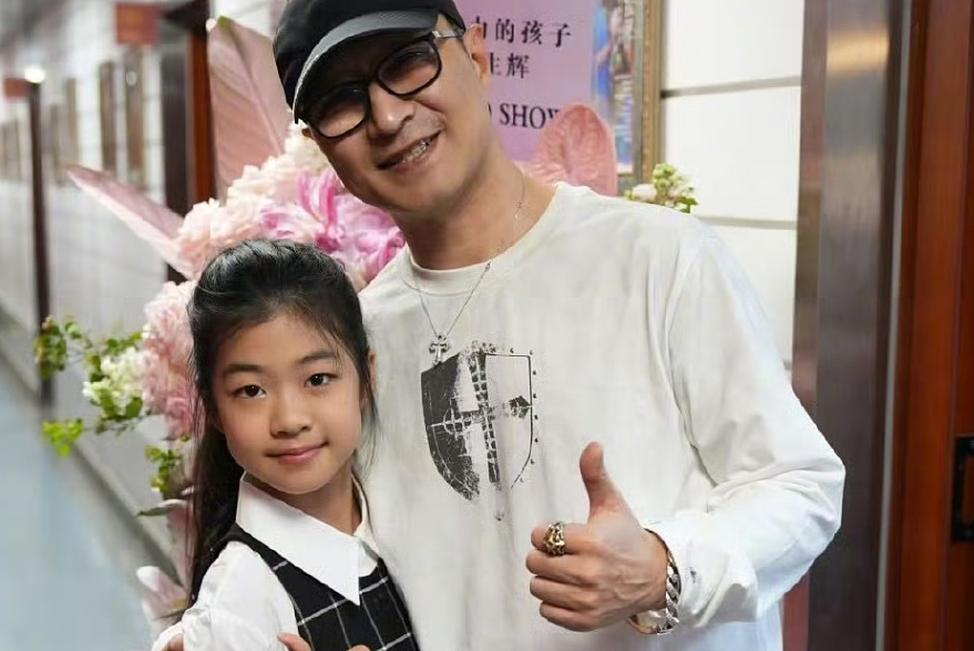 汪峰罕见晒“四孩三妈”重组家庭全家福!齐聚后台为小女儿演出打气(组图) - 4