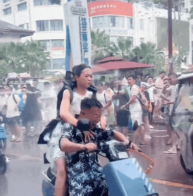 云南泼水节乱象频发：女子遭围攻、新车变泡水车，传统民俗竟成流氓狂欢（组图） - 4