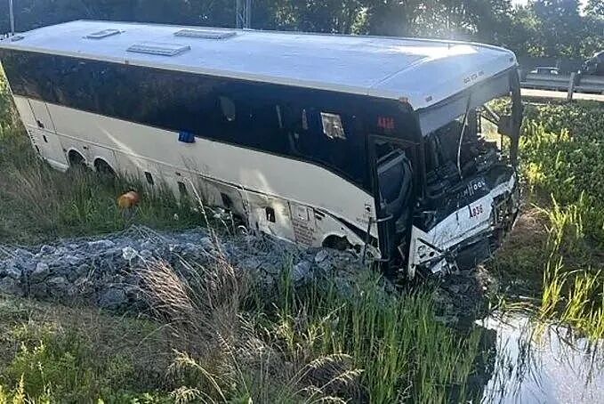 华人司机开大巴连撞6车，致5死44伤！一家四口惨遭灭门，现场惨不忍睹（组图） - 1