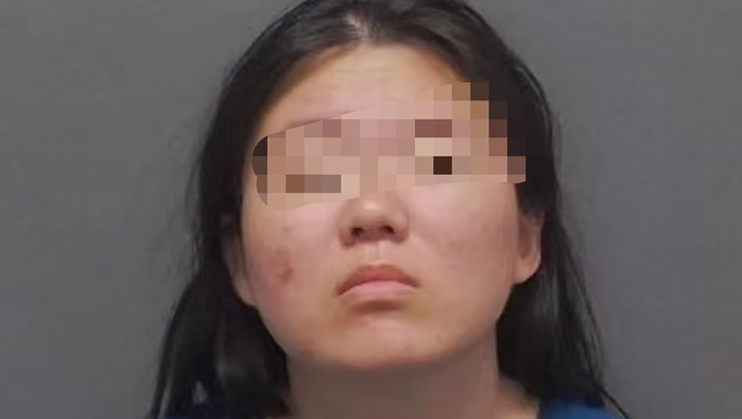 华女房租到期不搬走!警方破门瞬间,她突然持刀乱挥…现场失控(组图) - 2