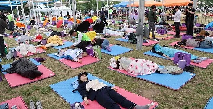 韩国办了场睡觉大赛,170个人躺在汉江边,凭什么一个大爷睡成冠军?(组图) - 1