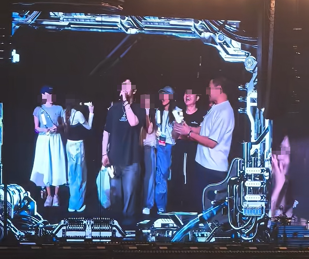 热搜!黄晓明深夜与长发美女同车转场KTV!女方身材高挑,颜值出众,撞脸前任! - 8
