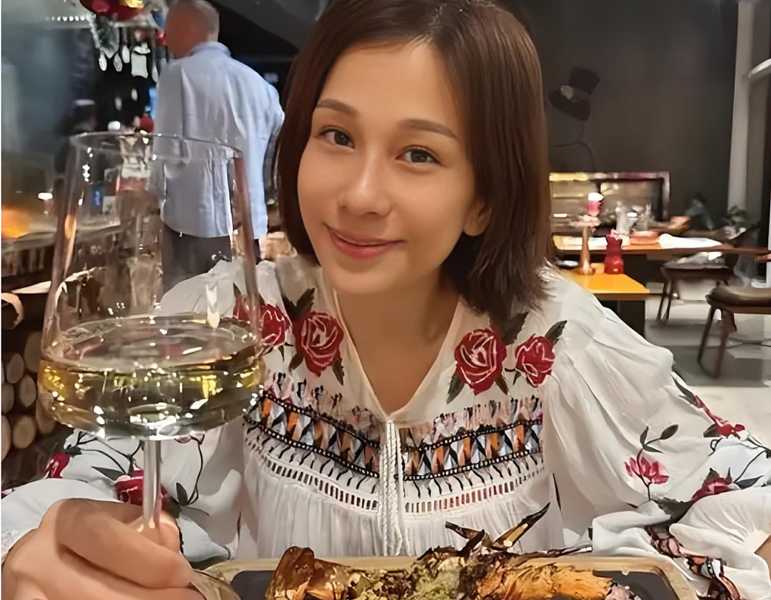 49岁女星现身演唱会!曾息影嫁富商后破产,被传婚变 - 8