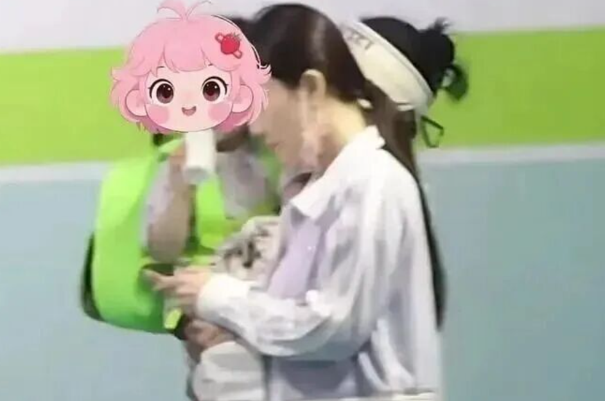 李小璐被指疑似生二胎！曝她与保姆携3岁小女孩回家，甜馨有妹妹了? - 2