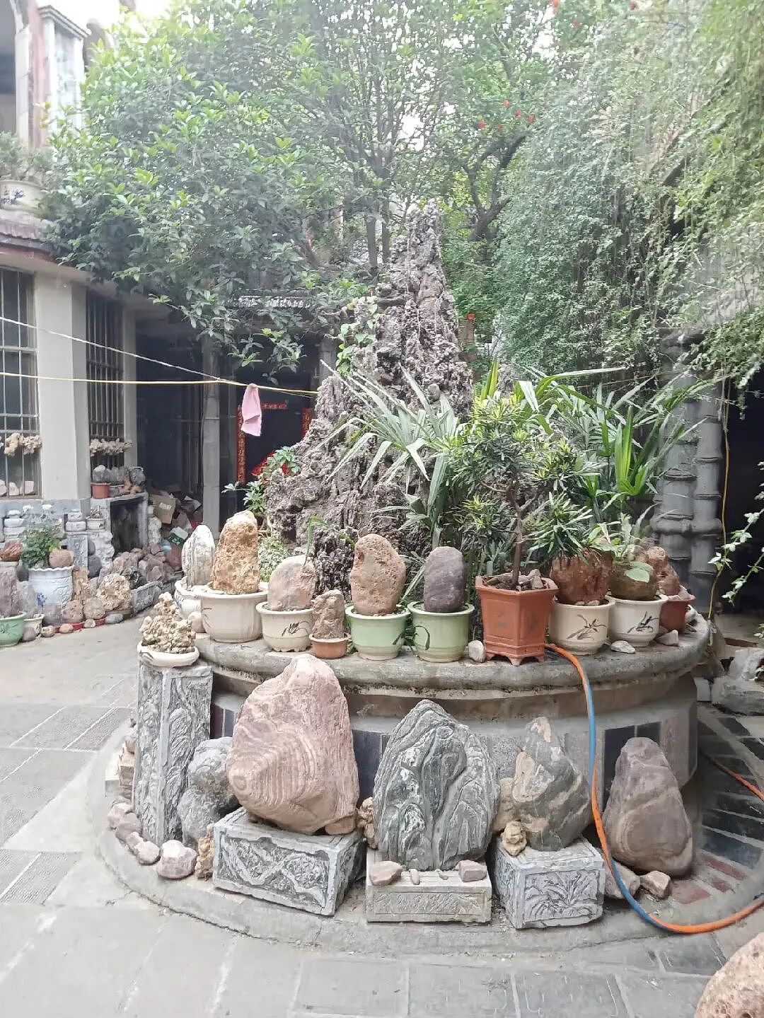 硬核！河南七旬大爷骑三轮车捡石头，耗时十几年徒手搭出一座“花果山自建房”！网友：有点东西 - 3