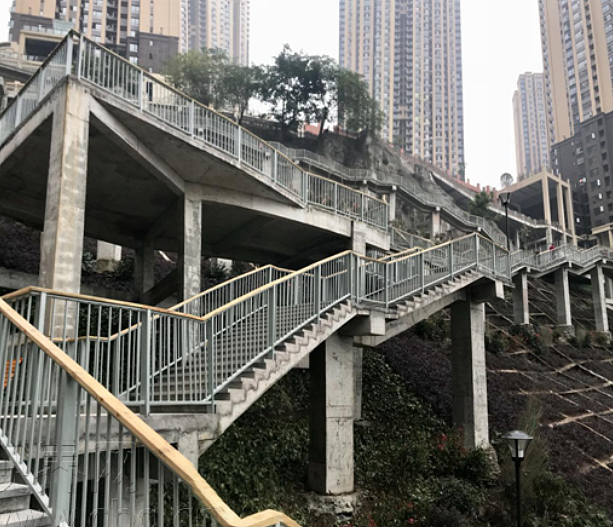 惊！中国人通勤日常火爆外网！百万外国网友吓傻了：这么刺激的吗！ - 2