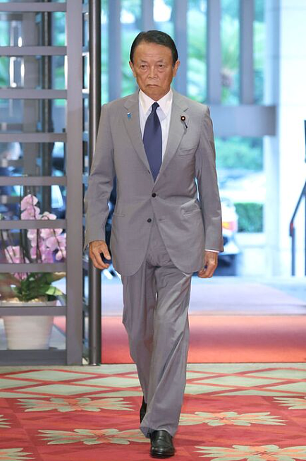 日本皇室要变天?85岁麻生太郎推动修法,日网友:这是要保亲妹妹当“未来天皇”养母? - 7