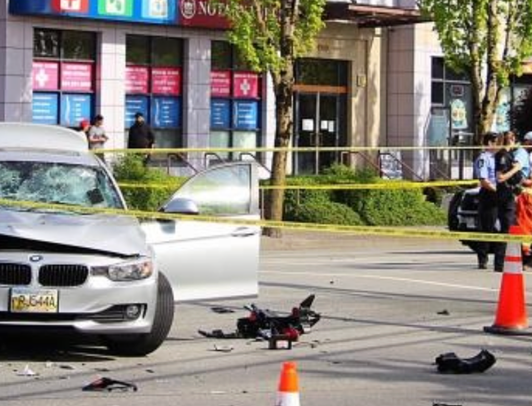 离奇车祸!摩托车“起飞”挂在红绿灯上,视频流出后全网炸了...(组图) - 5