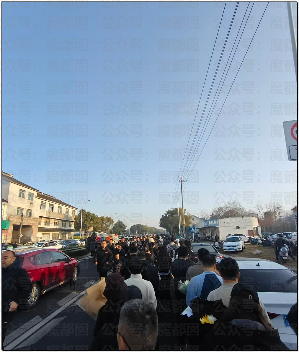 长街送别!数千人连夜赴苏州悼念张雪峰,寒门学子泪洒殡仪馆(组图) - 18