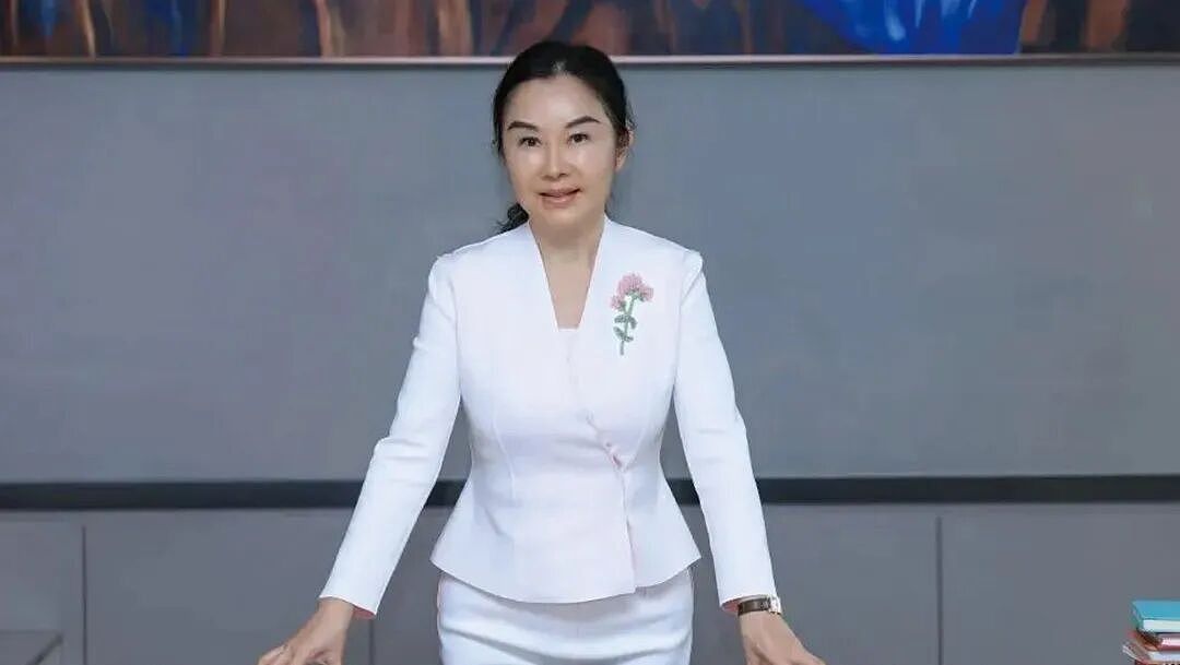 河南女首富,16岁当厂妹,一根针狂赚800亿(组图) - 1