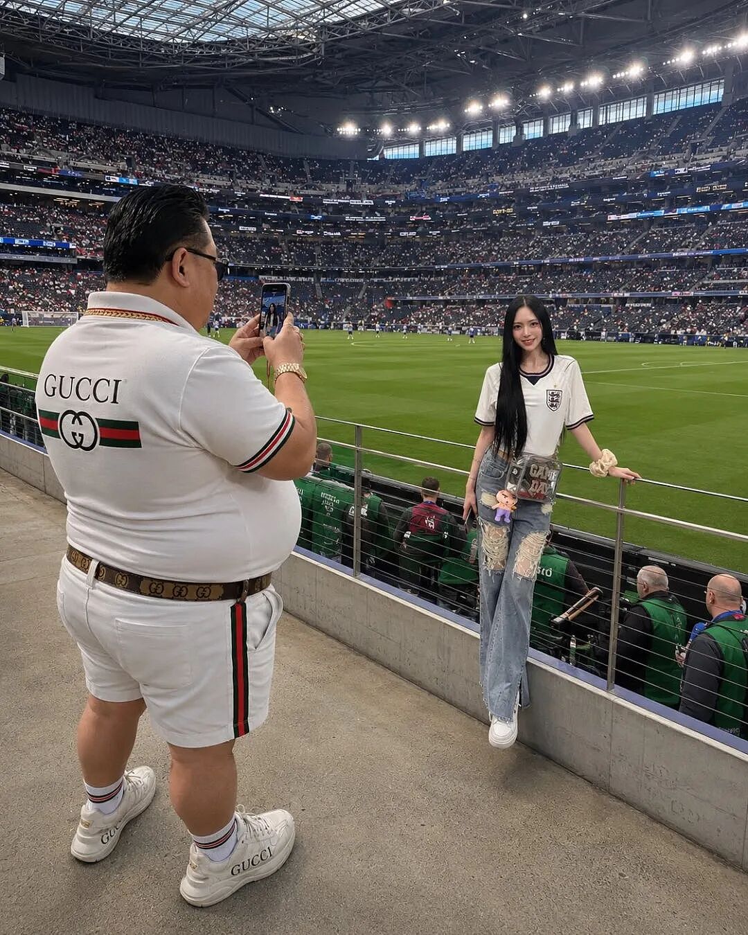 日本美女网红晒世界杯观赛自拍照，遭千万日本网友狂酸：靠爸爸活才有钱去现场！（组图） - 17