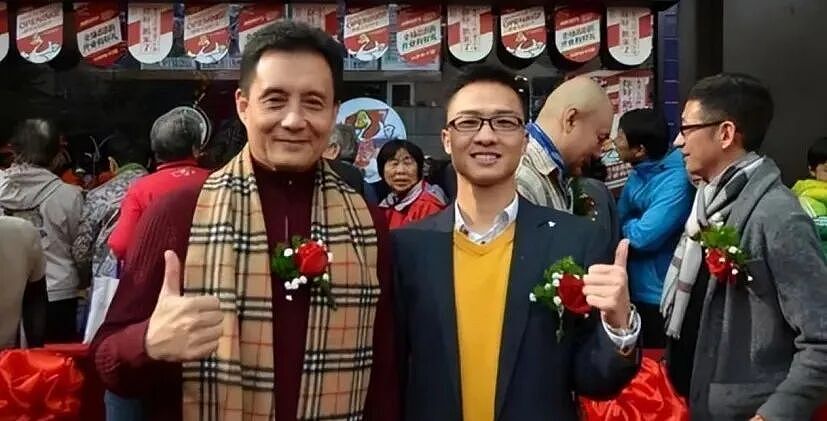 他被谢霆锋打成重伤，妻子6次流产后离婚，现在靠卖卤肉谋生（组图） - 6